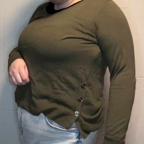 Green top - Picture 1 of 1